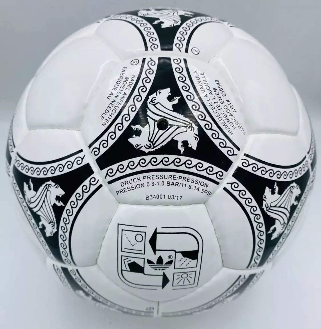 Adidas Etrusco Unico Soccer ball FIFA World Cup 1990 Match ball Football